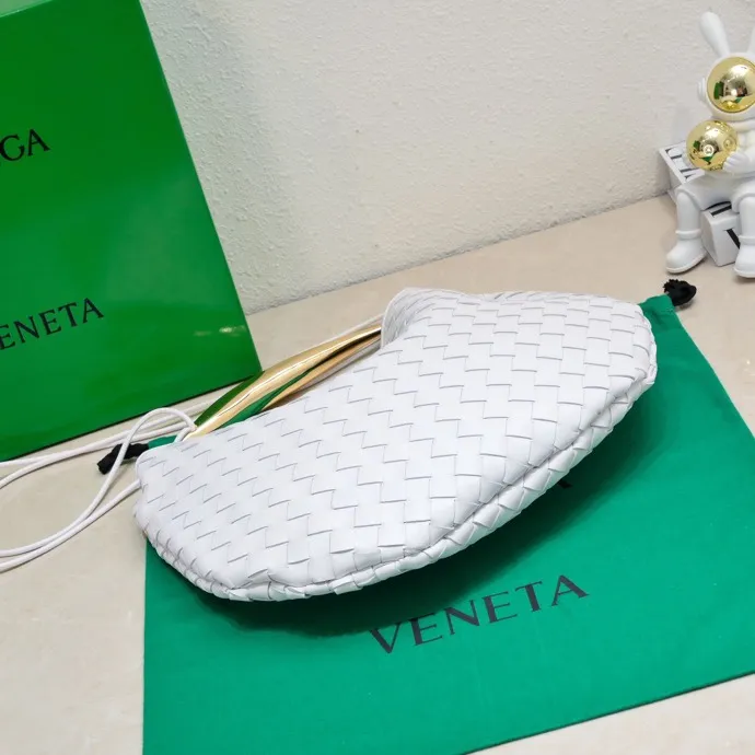 Original leather, batch 2060, the old-money style BV Sardine large size has been shipped🔥 Nowadays, many fashionable, rich and tasteful Jimei people are carrying the same bag invariably. It’s Bottega Veneta Sardine! Because this BV Sardine bag is so beautiful and high-end! The arc-shaped intrecciato woven bag body, paired with metal sardine handles, looks like a work of art, allowing people to ponder and appreciate it. Currently Sardine has launched three sizes for everyone to choose from. This is the largest size🉑️hand-held🉑️armpit🉑️single shoulder🉑️crossbody. It is a very high-quality and relatively niche treasure model. It will be very special when you carry it when you go out. It allows you to have the freedom of carrying a bag. Sisters go crazy. Style number: 7468-1# Size: 39*31*12cm